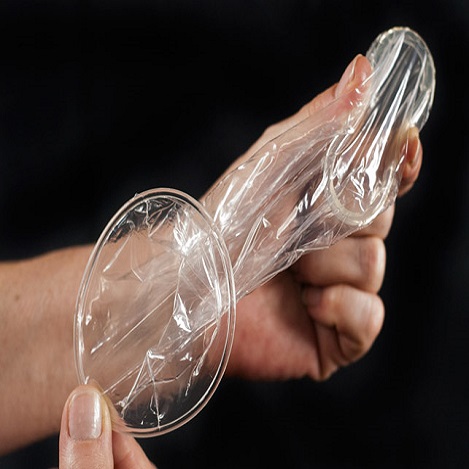 Es una especie de forro de plástico transparente que se introduce en la vagina que cumple la función de evitar que los espermatozoides se junten con el óvulo. Ofrece la ventaja de que protege contra enfermedades de transmisión sexual. 